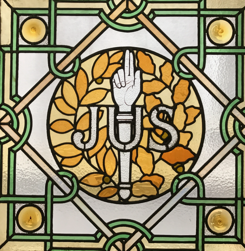 Ile de la Cité, Palais de Justice, Paris : "JUS", détail d'une vitre vitrail