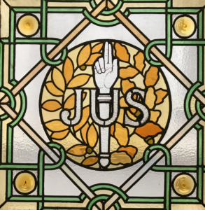Ile de la Cité, Palais de Justice, Paris : "JUS", détail d'une vitre vitrail